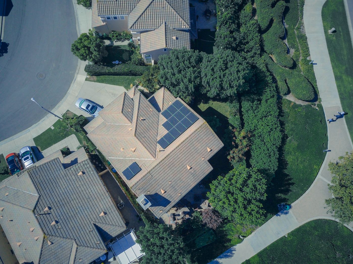 Aerial view of suburban homes with rooftop solar panels, suited to adding a home solar battery